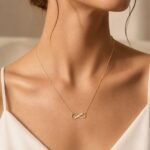 585 auksinė grandinėlė su begalybės pakabuku ant modelio